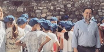 Όταν η πολιτική συναντά την πράξη…