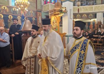 Συγκινητική στιγμή στη Γουριώτισσα: Ο Μητροπολίτης Δαμασκηνός τίμησε τον π. Χρήστο Γιώτη με το οφφίκιο του Οικονόμου