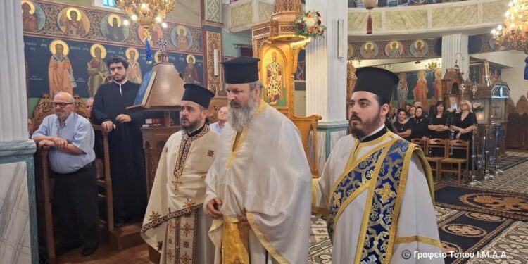 Συγκινητική στιγμή στη Γουριώτισσα: Ο Μητροπολίτης Δαμασκηνός τίμησε τον π. Χρήστο Γιώτη με το οφφίκιο του Οικονόμου