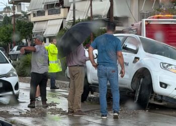 Σοκ στο Αγρίνιο: Άνοιξε ο δρόμος από το μπουρίνι – Αγροτικό έπεσε σε τεράστια καθίζηση (ΦΩΤΟ)
