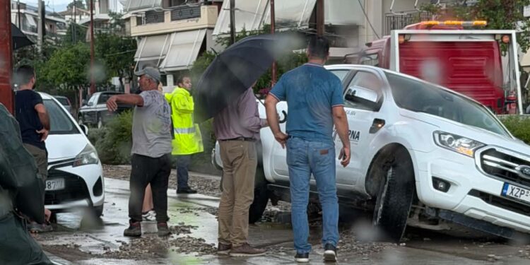 Σοκ στο Αγρίνιο: Άνοιξε ο δρόμος από το μπουρίνι – Αγροτικό έπεσε σε τεράστια καθίζηση (ΦΩΤΟ)