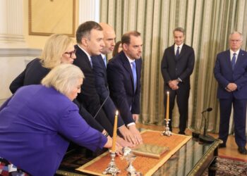 Ορκίστηκαν τα νέα μέλη της κυβέρνησης