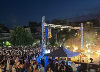 «Βούλιαξε» το Αγρίνιο για τα 100 χρόνια του Παναιτωλικού – Χιλιάδες κόσμου αποθέωσαν Μαραβέγια και Μουζουράκη