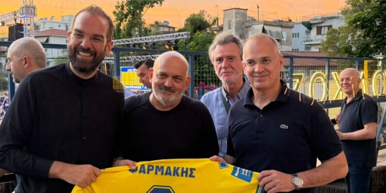 Έκπληξη πριν τη μεγάλη συναυλία στο Αγρίνιο: Φανέλα του Παναιτωλικού με το όνομα του Περιφερειάρχη Νεκτάριου Φαρμάκη