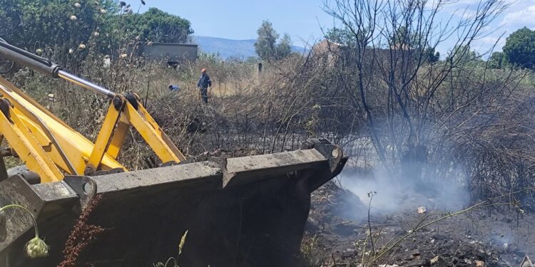 Πυρκαγιά εκδηλώθηκε σε αγροτική περιοχή πίσω από το ΔΑΚ Αγρινίου (ΦΩΤΟ)