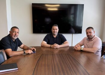 Στο επίκεντρο το θαλάσσιο σκι και η Λίμνη Στράτου – Συνάντηση Μαυρομμάτη με την Ελληνική Ομοσπονδία-Επιμελητήριο