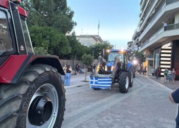 Με τρακτέρ στην πλατεία Αγρινίου οι αγρότες – Σε εξέλιξη η μηχανοκίνητη κινητοποίηση της ΟΑΣ (βιντεο-φωτο)