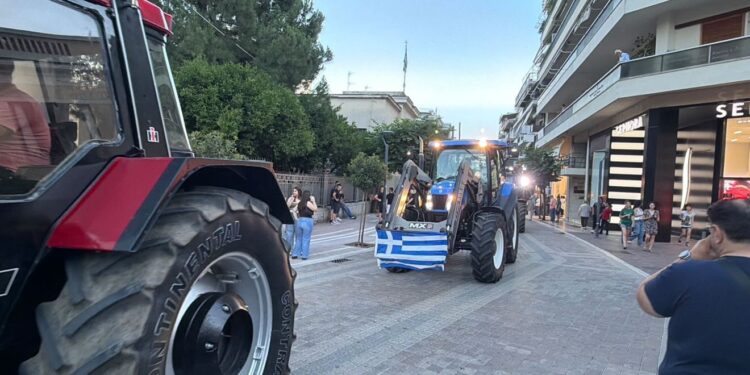 Με τρακτέρ στην κεντρική πλατεία του Αγρινίου οι αγρότες –  Μηχανοκίνητη πορεία της ΟΑΣ (βιντεο-φωτο)