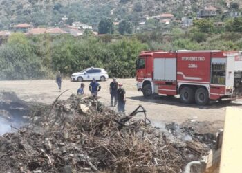 Φωτιά στο Αιτωλικό: Άμεση κινητοποίηση της Πυροσβεστικής και της Πολιτικής Προστασίας του Δήμου