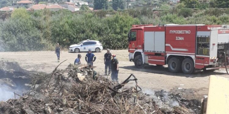 Φωτιά στο Αιτωλικό: Άμεση κινητοποίηση της Πυροσβεστικής και της Πολιτικής Προστασίας του Δήμου