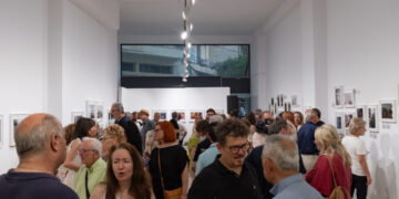 Με μεγάλη επιτυχία τα εγκαίνια του House of Lucie Agrinio – Το Photopolis Festival συνεχίζει το διεθνές του ταξίδι στην Ιταλία