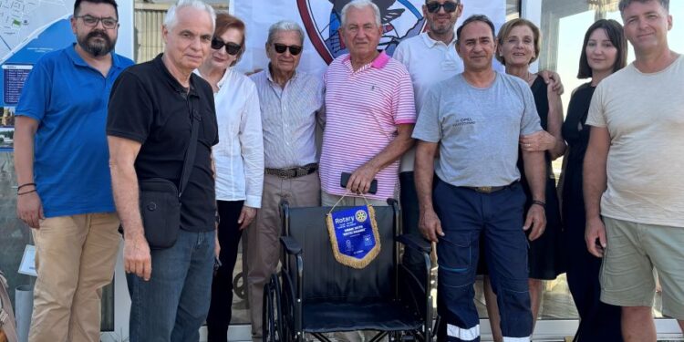 Δωρεά αμαξιδίου ΑμεΑ στην Αερολέσχη Μεσολογγίου από τον Όμιλο Rotary Πατρών