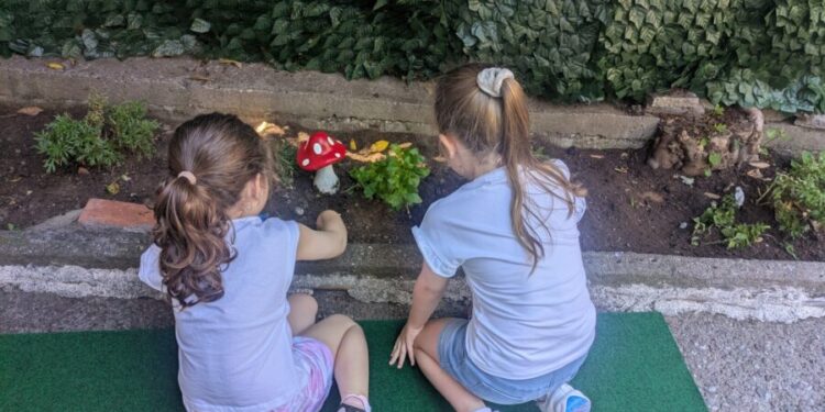 Από το «πριν» στο «μετά»: Η αυλή του 17ου Νηπιαγωγείου Αγρινίου μεταμορφώθηκε χάρη στη συνεργασία γονέων και εκπαιδευτικών