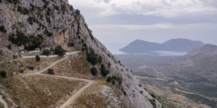Κλειστός για τέσσερις ώρες ο δρόμος προς την Αγία Παρασκευή Κανδήλας λόγω εργασιών