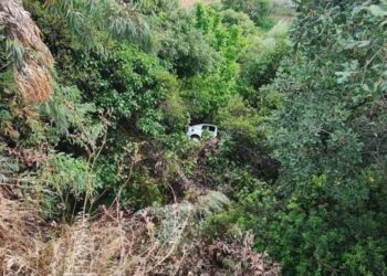 Θέρμο: ΙΧ έπεσε σε γκρεμό – Μεταφέρθηκαν στο Κέντρο Υγείας μητέρα και παιδί (ΦΩΤΟ)
