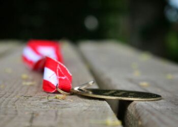 Όταν ο δημοσιογράφος σιωπά, ο «αλεξιπτωτιστής» θριαμβεύει