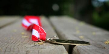 Όταν ο δημοσιογράφος σιωπά, ο «αλεξιπτωτιστής» θριαμβεύει