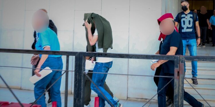 Επιδοτήσεις μέσω ΟΠΕΚΕΠΕ σε Αγρίνιο και Κοζάνη – Δίωξη για εγκληματική οργάνωση, απάτη και ξέπλυμα βρώμικου χρήματος