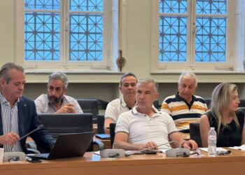 Έφυγε πριν ολοκληρωθεί ο απολογισμός, αλλά στάθηκε στις άδειες καρέκλες