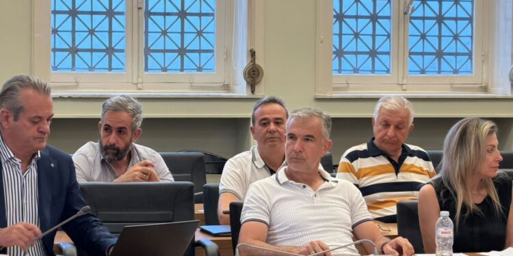 Έφυγε πριν ολοκληρωθεί ο απολογισμός, αλλά στάθηκε στις άδειες καρέκλες