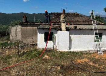 Στάχτες έγινε κατοικία στο Ρίβιο – Μεγάλη κινητοποίηση της πυροσβεστικής (ΦΩΤΟ)