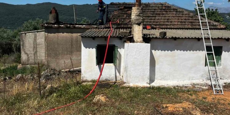 Στάχτες έγινε κατοικία στο Ρίβιο – Μεγάλη κινητοποίηση της πυροσβεστικής (ΦΩΤΟ)