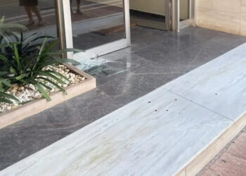 Γνωστός γιατρός “ανεβάζει” σπασμένη τζαμαρία κι αίματα στο κέντρο