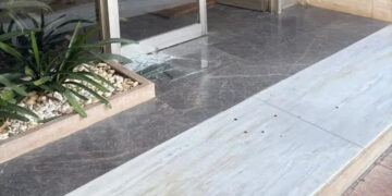 Γνωστός γιατρός “ανεβάζει” σπασμένη τζαμαρία κι αίματα στο κέντρο