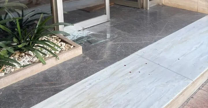 Γνωστός γιατρός “ανεβάζει” σπασμένη τζαμαρία κι αίματα στο κέντρο