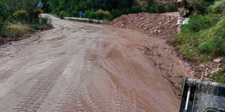 Άμεση παρέμβαση της Περιφέρειας μετά την κακοκαιρία στη Χούνη – Αποκαταστάθηκε η κυκλοφορία στον δρόμο Αγρινίου – Καρπενησίου