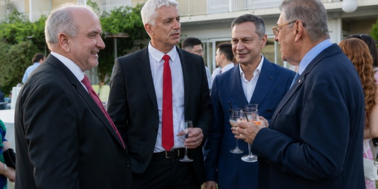  Αναζητούν βαριά ονόματα ενόψει εκλογών