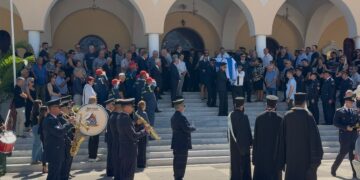 Σπάραξε το Αγρίνιο για τον Κωνσταντίνο Λαιμοδέτη – Το τελευταίο αντίο στον 27χρονο αξιωματικό της Πυροσβεστικής που έφυγε υπηρετώντας το καθήκον (βίντεο – φωτο)