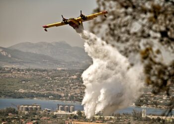 Φωτιά στην ορεινή Ναυπακτία, σε δασική έκταση, στην περιοχή Ανθόφυτο – Σηκώθηκαν 4 αεροσκάφη και 2 ελικόπτερα