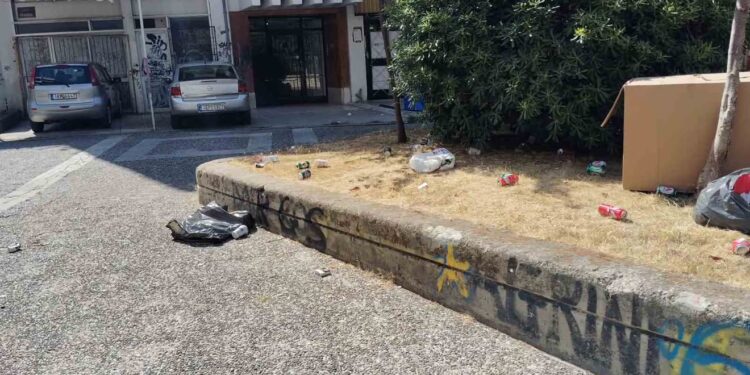 Αγρίνιο: Το νυχτερινό “γλέντι” άφησε πίσω του μόνο σκουπίδια