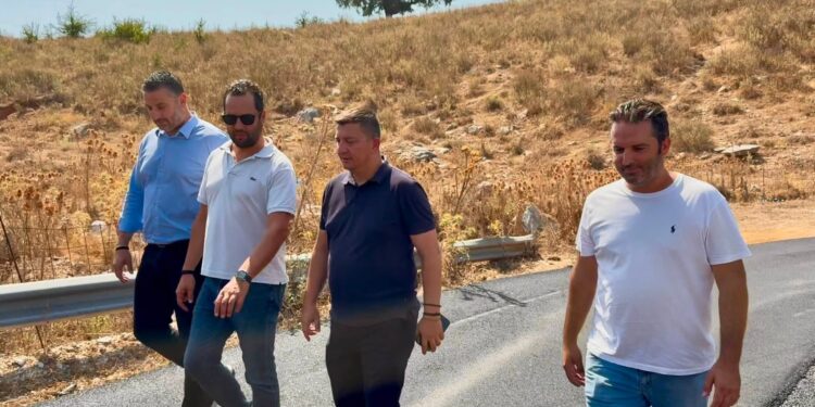 Ξεκίνησαν οι ασφαλτοστρώσεις στον δρόμο Πλατυγιάλι – Αστακός – Επί τόπου Μαυρομμάτης και Τριανταφυλλάκης