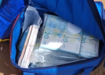 Μυστήριο στη Σικελία: Πακέτα με σχεδόν 700.000 ευρώ ξεβράστηκαν σε παραλία, λουόμενοι έσπευσαν να τα μαζέψουν