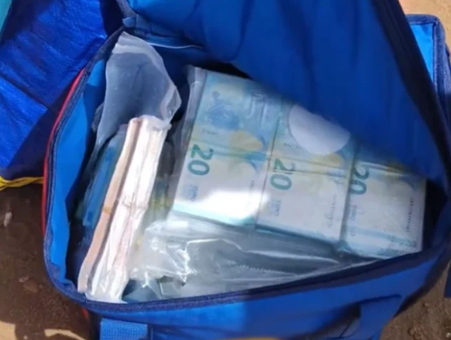 Μυστήριο στη Σικελία: Πακέτα με σχεδόν 700.000 ευρώ ξεβράστηκαν σε παραλία, λουόμενοι έσπευσαν να τα μαζέψουν
