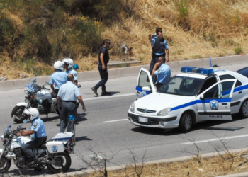 Επεισοδιακή καταδίωξη στην Πάτρα: Χειροπέδες σε άτομα που παρίσταναν υπαλλήλους του ΔΕΔΔΗΕ – Σκηνές κινηματογραφικής ταινίας και συλλήψεις σε νεκροταφείο!