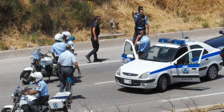 Επεισοδιακή καταδίωξη στην Πάτρα: Χειροπέδες σε άτομα που παρίσταναν υπαλλήλους του ΔΕΔΔΗΕ – Σκηνές κινηματογραφικής ταινίας και συλλήψεις σε νεκροταφείο!