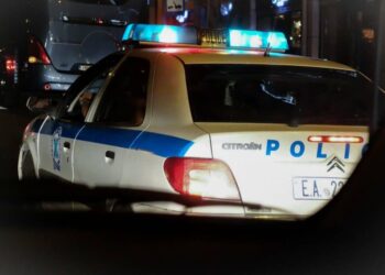 Καταδίωξη από την Κορινθία κατέληξε στο Αντίρριο – Μπήκε ανάποδα στη Γέφυρα, έσπασε μπάρα διοδίων και εμβόλισε περιπολικό, έπεσαν πυροβολισμοί