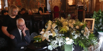 Τελευταίο αντίο στη Βάγια Νέστορα – Παρουσία Μητσοτάκη και Ανδρουλάκη η κηδεία στην Κοζάνη