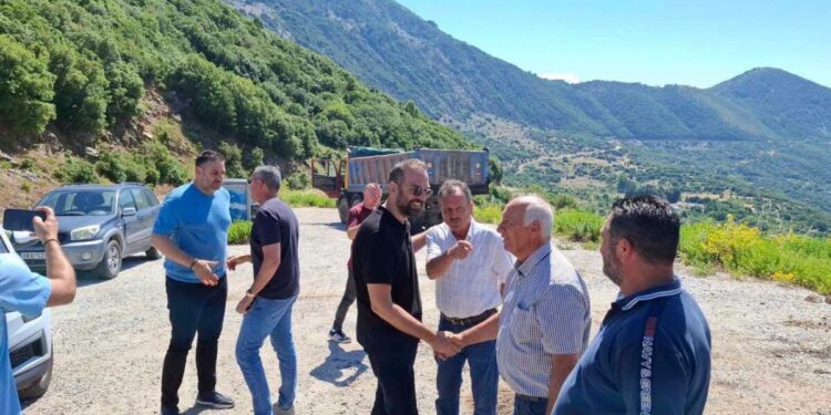 Φαρμάκης και Μαυρομμάτης στην ορεινή Ναυπακτία – Επιθεώρησαν το έργο ασφαλτόστρωσης και τον νέο χώρο αναψυχής στην Ελευθέριανη