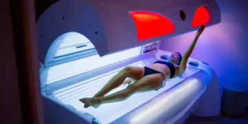 Είναι το σολάριουμ πιο επικίνδυνο από τον ήλιο; Τι προτείνουν οι ειδικοί