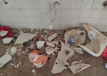 Ξήλωσαν πόρτες και παράθυρα από τα αποδυτήρια του γηπέδου Καλυβίων – Εικόνες ντροπής!