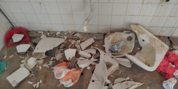 Ξήλωσαν πόρτες και παράθυρα από τα αποδυτήρια του γηπέδου Καλυβίων – Εικόνες ντροπής!