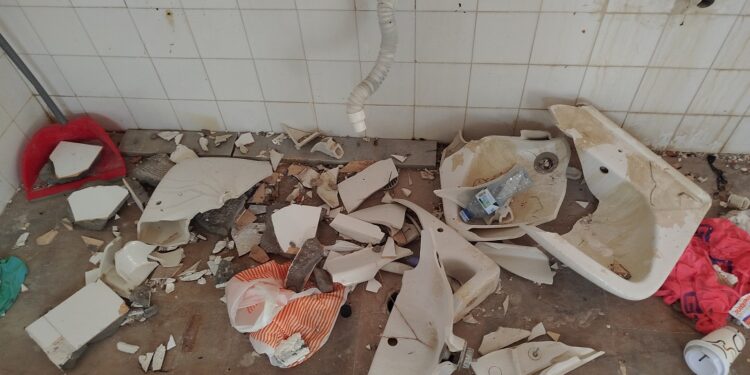Ξήλωσαν πόρτες και παράθυρα από τα αποδυτήρια του γηπέδου Καλυβίων – Εικόνες ντροπής!