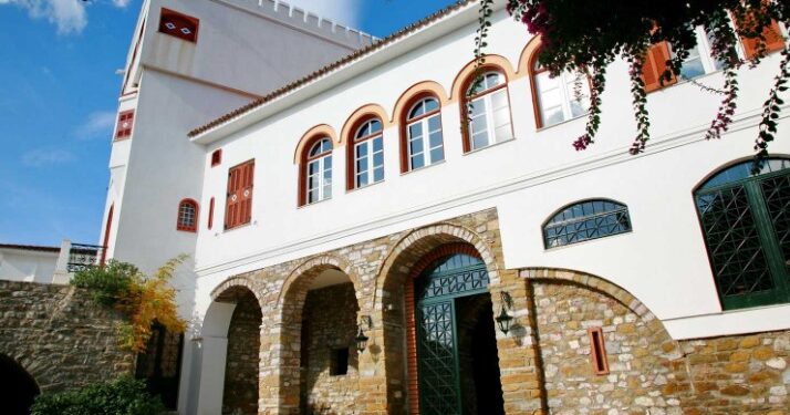 «Παρουσίαση Ναυπακτιακού Βιβλίου» στον κήπο του Αρχοντικού Μπότσαρη