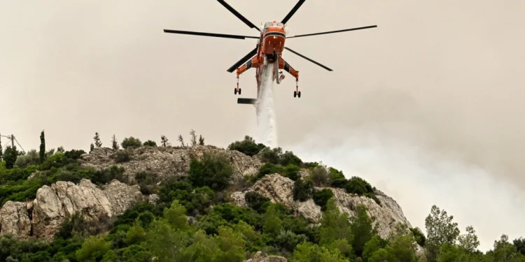 Φωτιά στην Πλαγιά Βόνιτσας, επιχειρούν 3 εναέρια (ΒΙΝΤΕΟ)