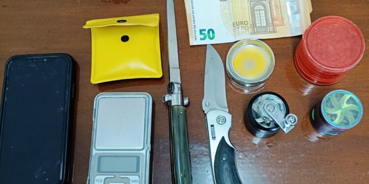 Αμφιλοχία: Πιάστηκε για ναρκωτικά και όπλα μετά από έλεγχο σε δέμα (ΦΩΤΟ)