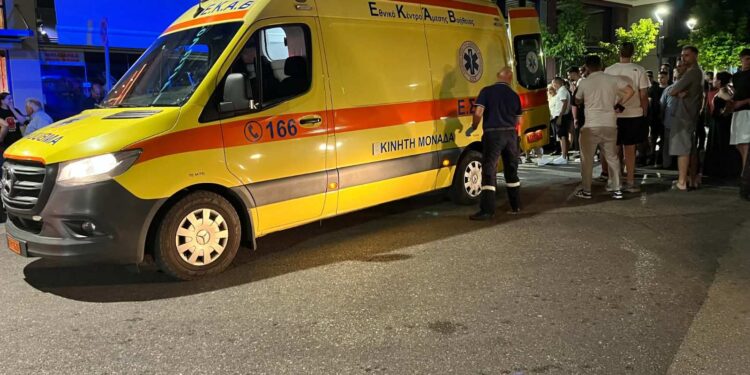 Αγρίνιο: Αναστάτωση στην Παπαστράτου από σοβαρό τροχαίο – Δίκυκλο παρέσυρε πεζό (ΦΩΤΟ)